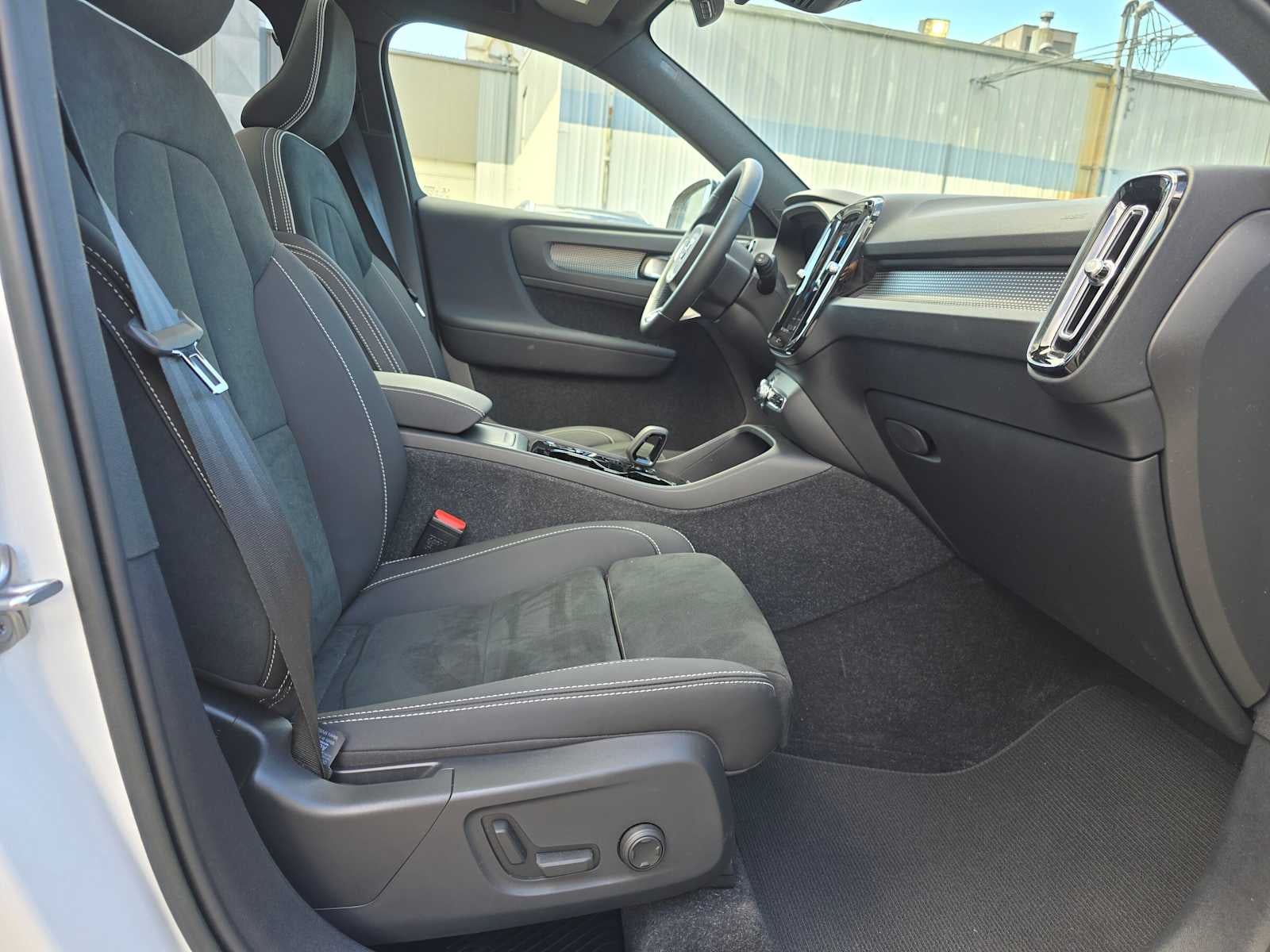 2023 Volvo XC40 Plus Dark Theme