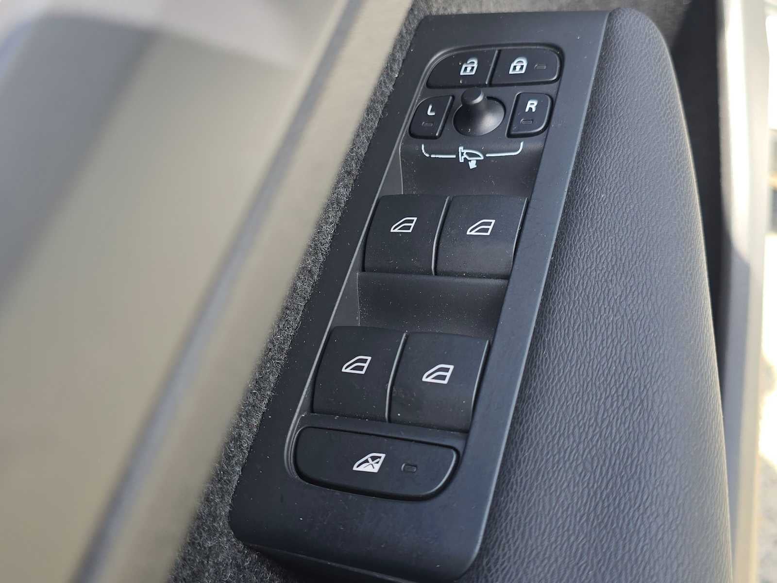 2023 Volvo XC40 Plus Dark Theme