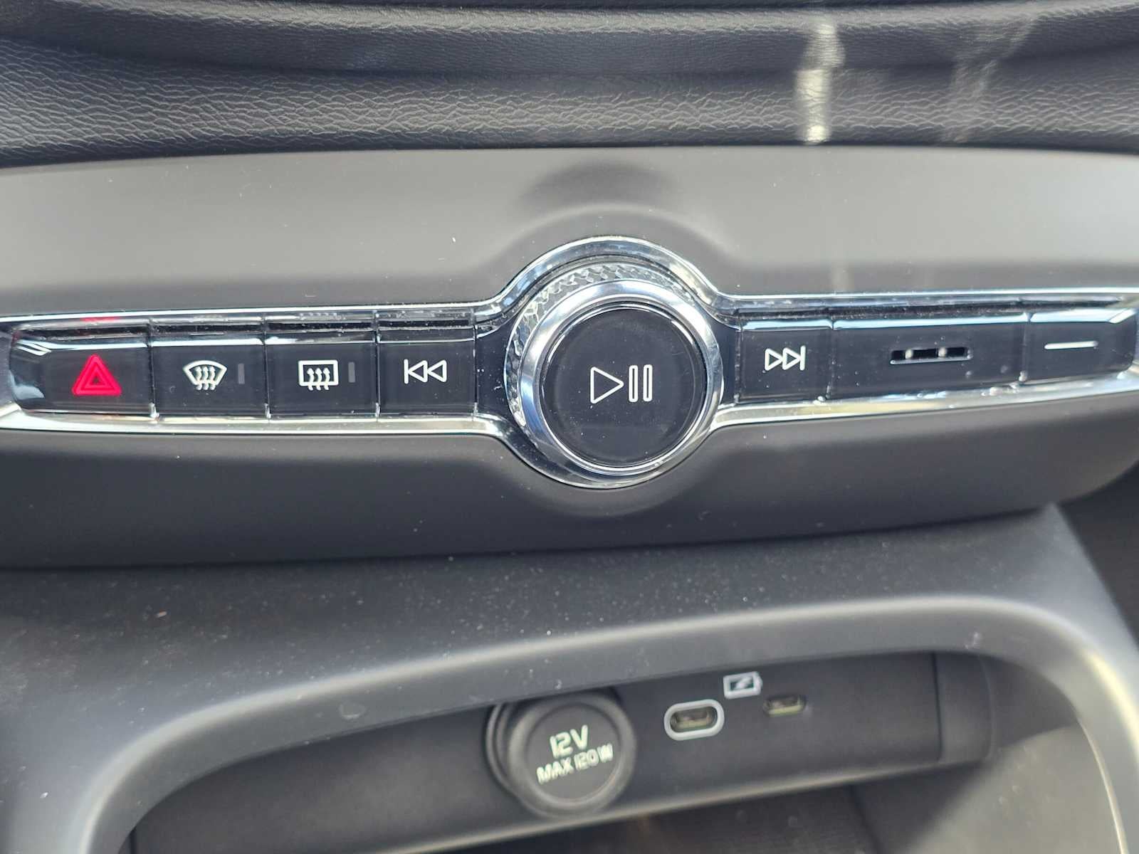 2023 Volvo XC40 Plus Dark Theme