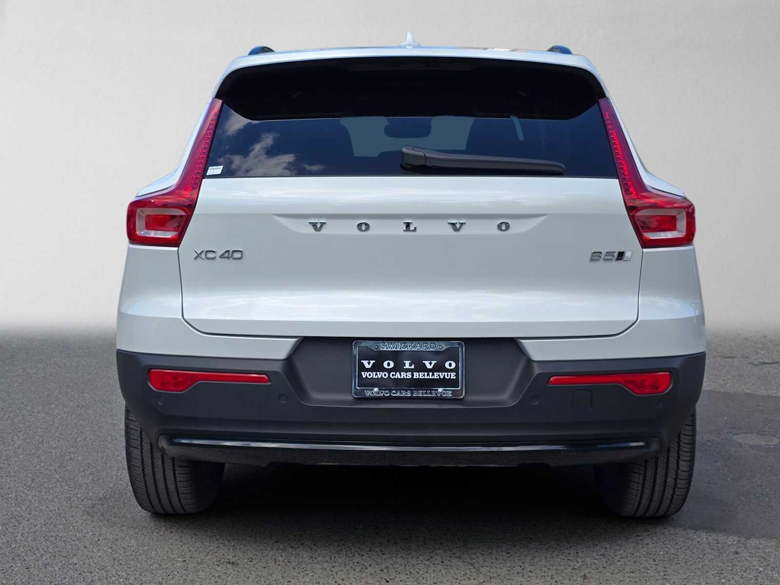 2023 Volvo XC40 Plus Dark Theme