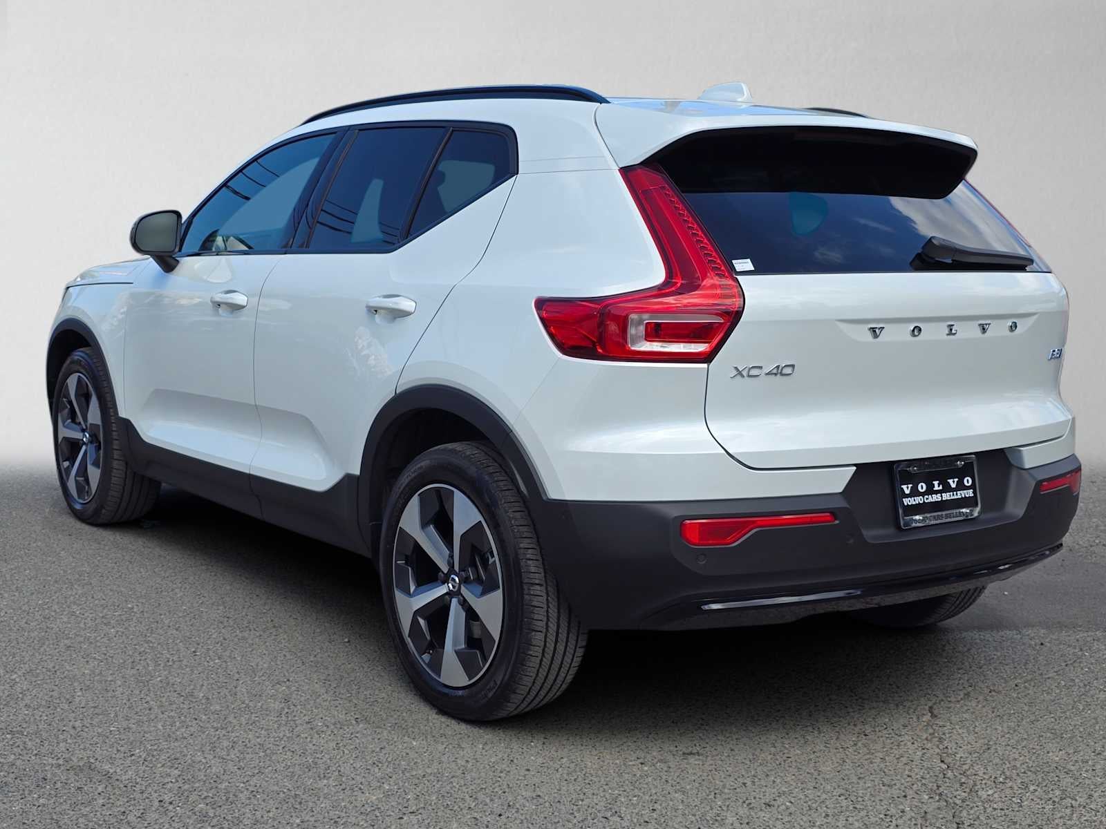 2023 Volvo XC40 Plus Dark Theme
