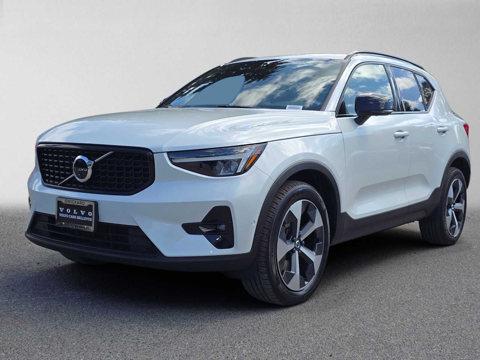 2023 Volvo XC40 Plus Dark Theme