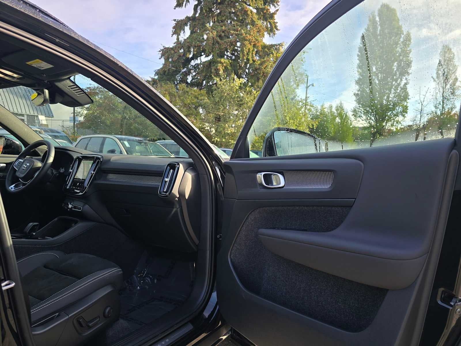 2023 Volvo XC40 Plus Dark Theme