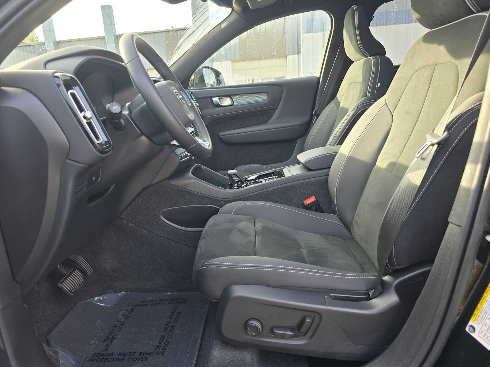 2023 Volvo XC40 Plus Dark Theme