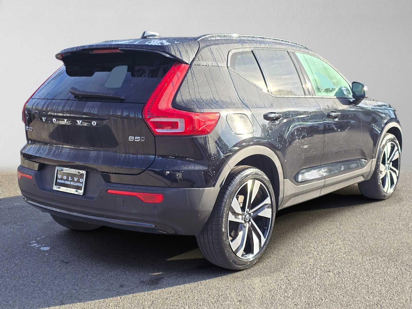 2023 Volvo XC40 Plus Dark Theme