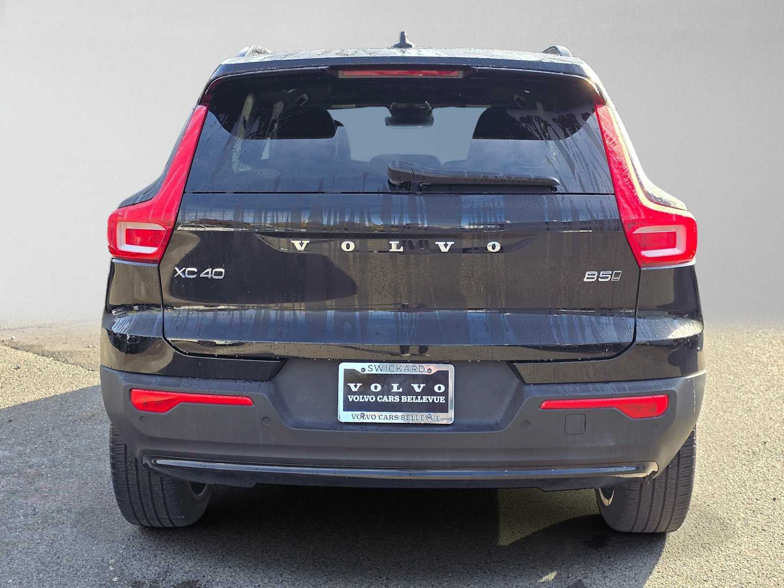 2023 Volvo XC40 Plus Dark Theme