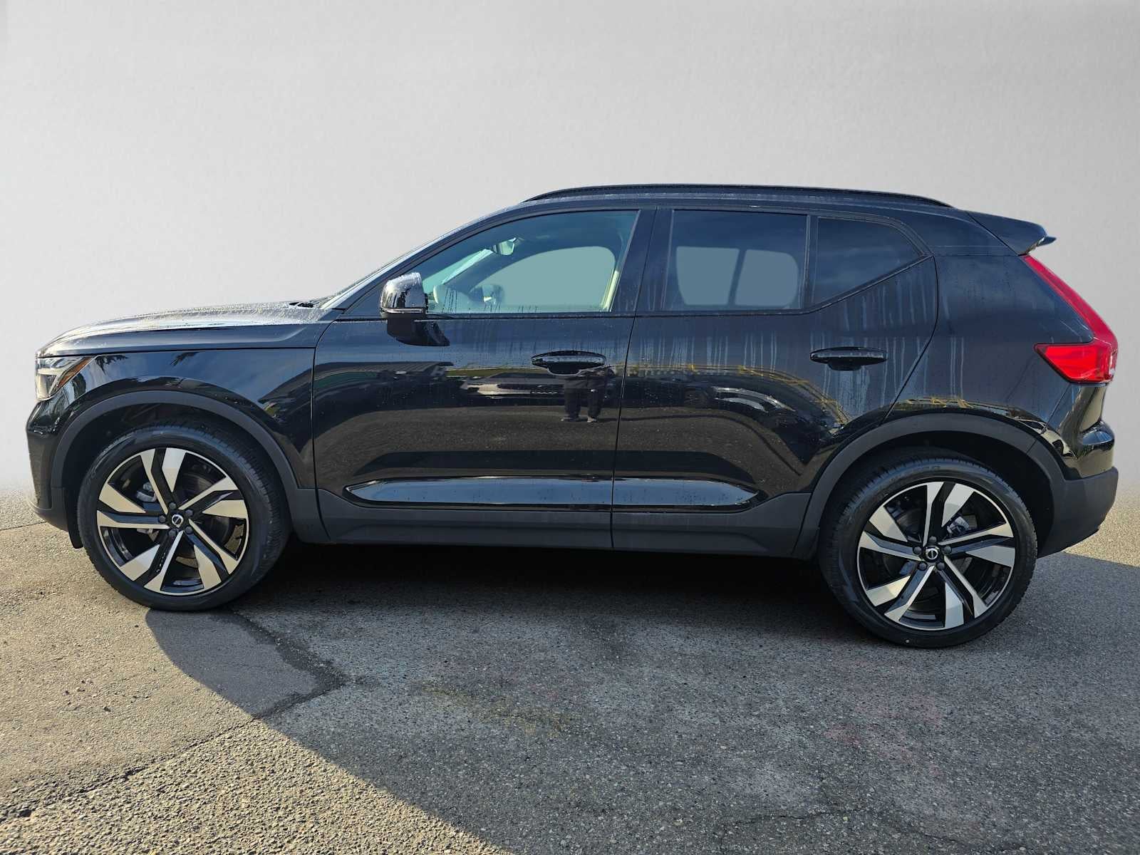 2023 Volvo XC40 Plus Dark Theme