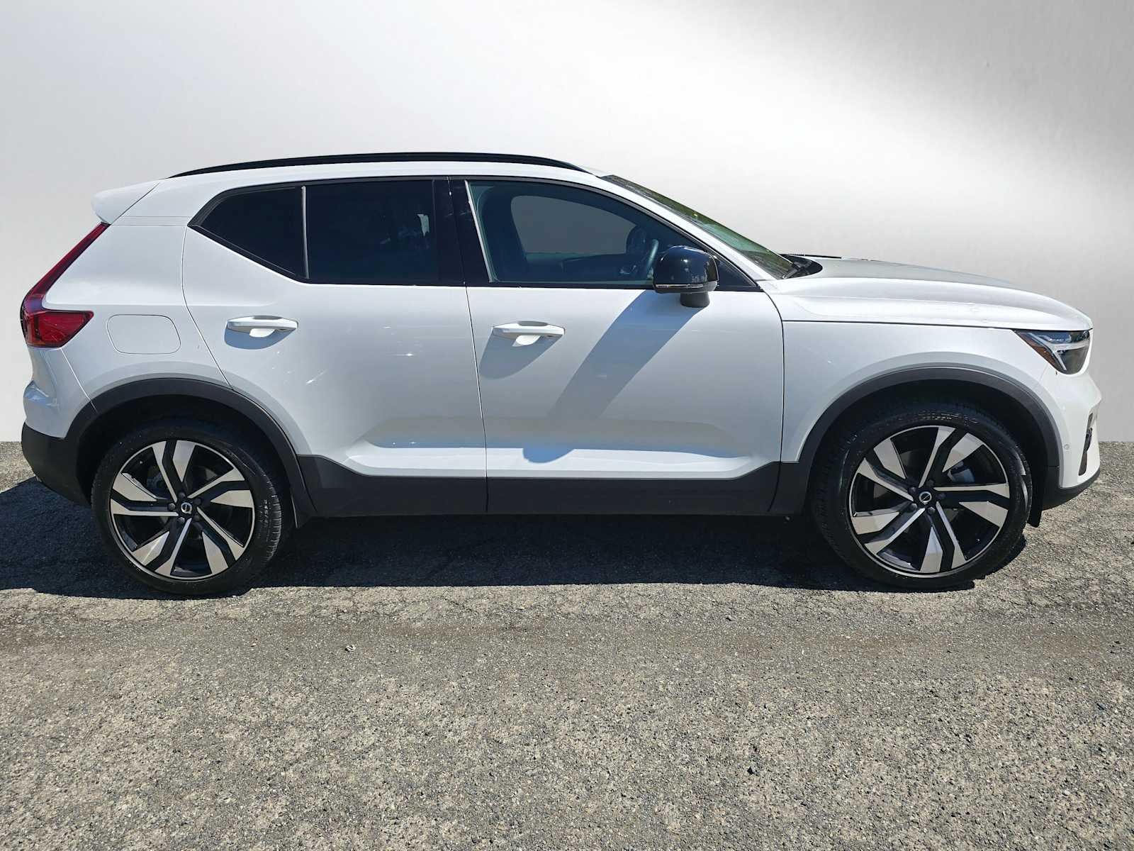 2023 Volvo XC40 Ultimate Dark Theme