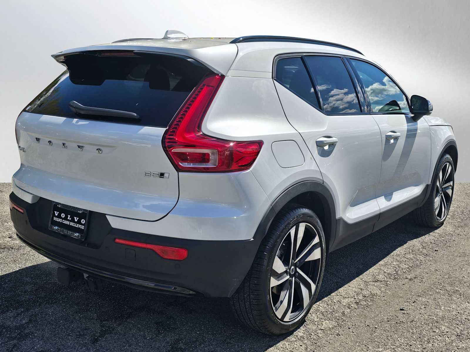 2023 Volvo XC40 Ultimate Dark Theme