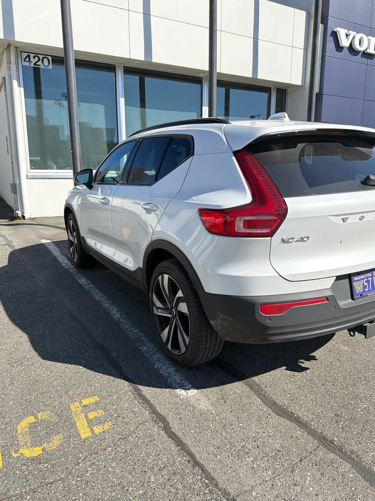 2023 Volvo XC40 Ultimate Dark Theme