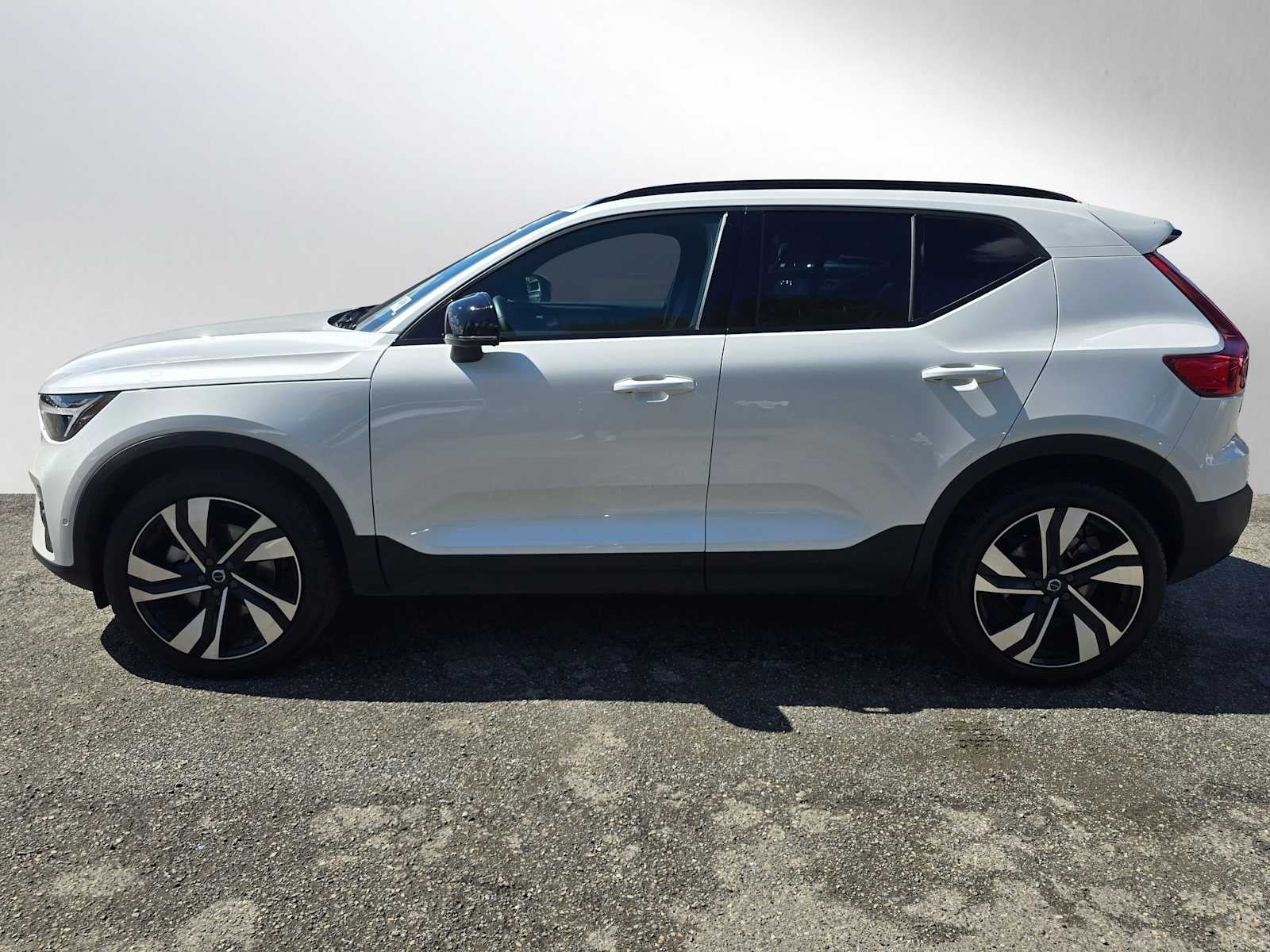 2023 Volvo XC40 Ultimate Dark Theme