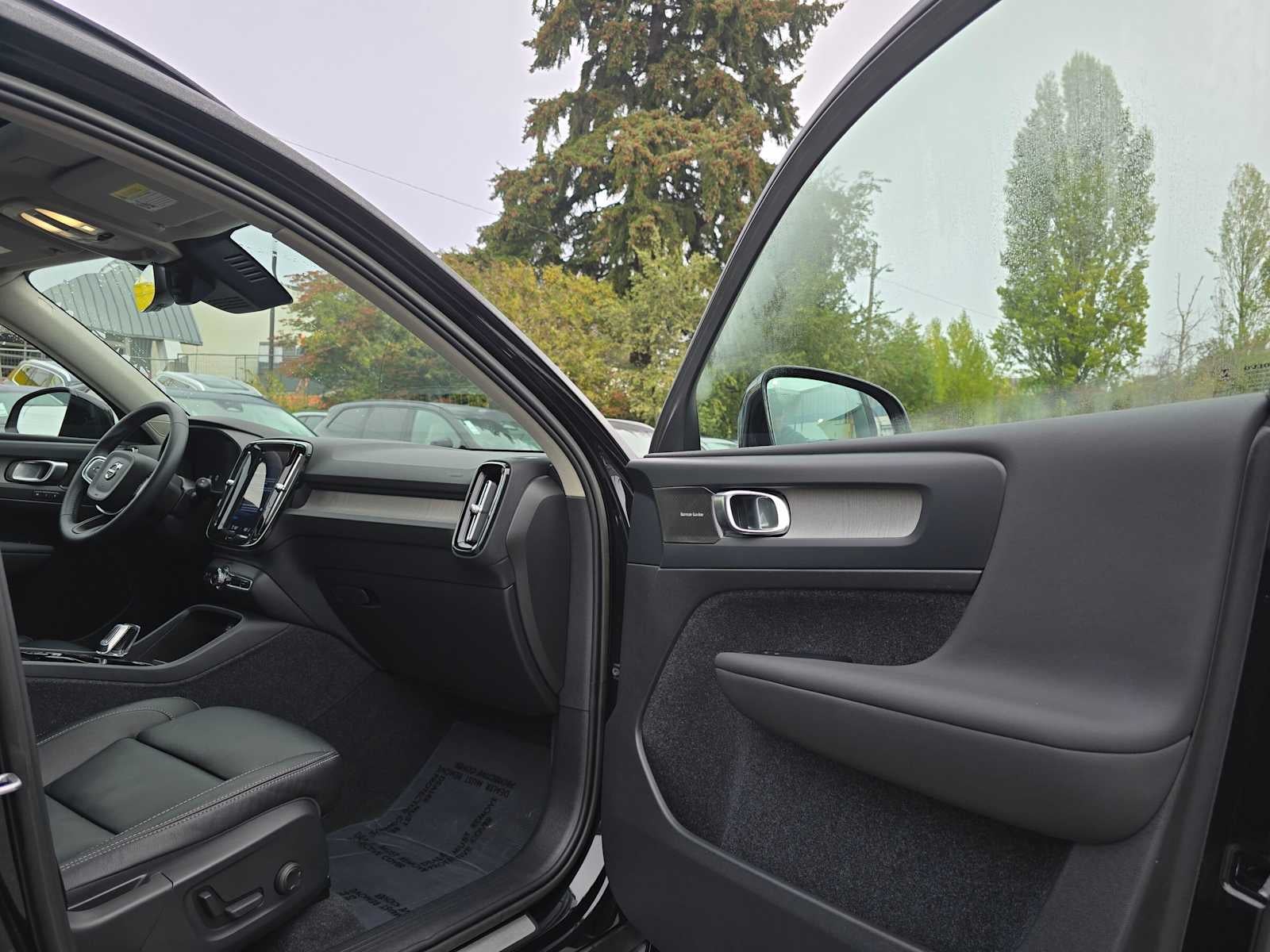 2023 Volvo XC40 Ultimate Dark Theme