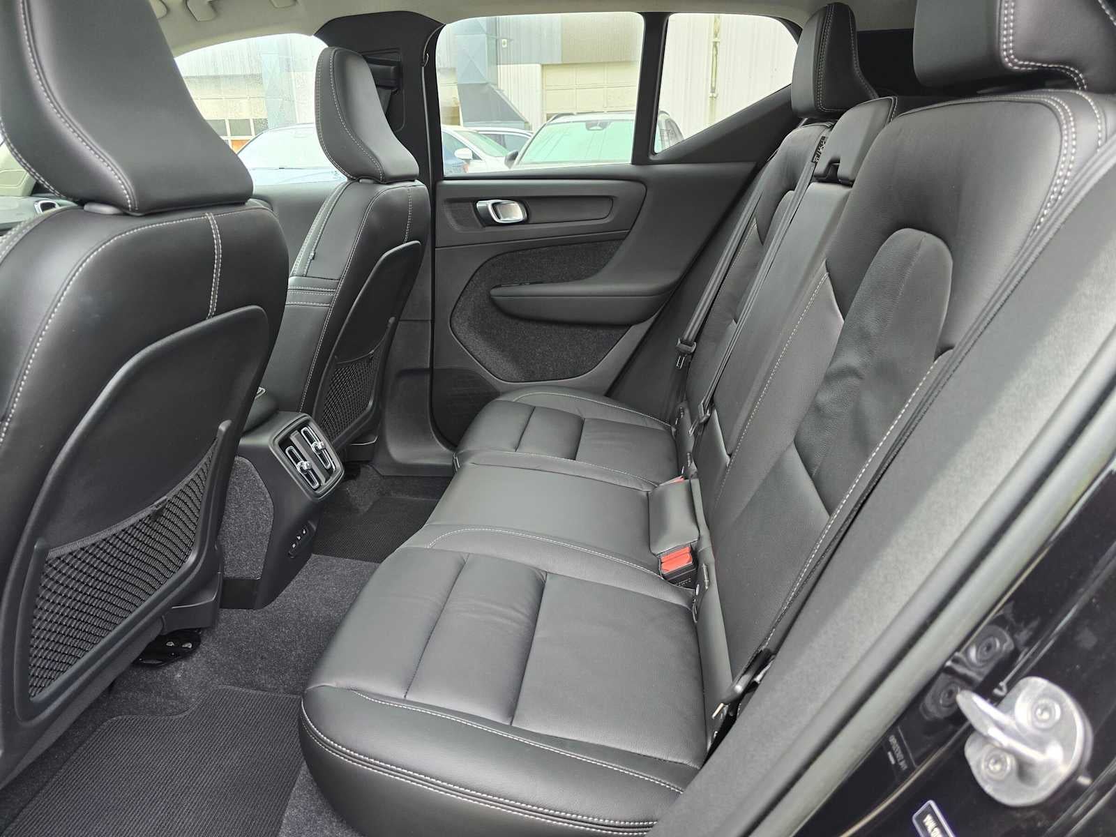 2023 Volvo XC40 Ultimate Dark Theme