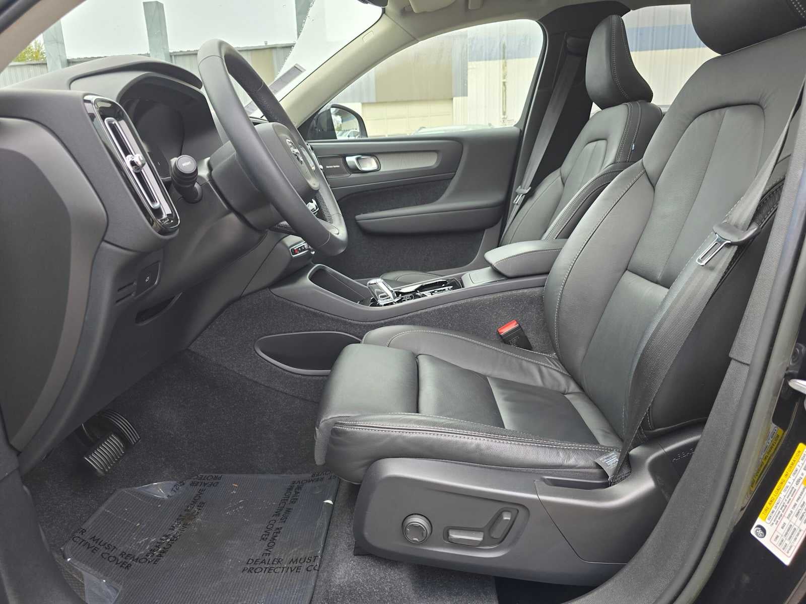 2023 Volvo XC40 Ultimate Dark Theme