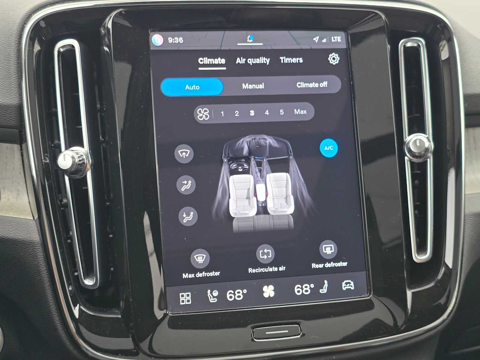 2023 Volvo XC40 Ultimate Dark Theme