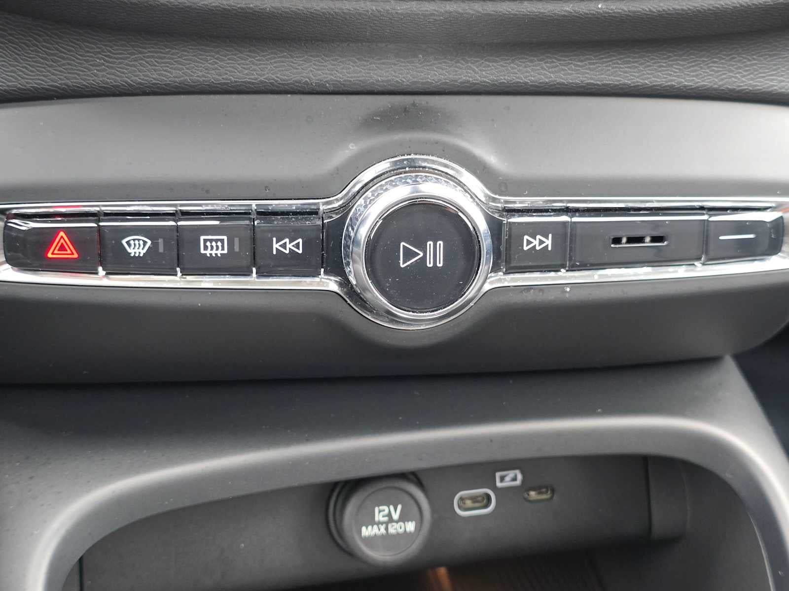 2023 Volvo XC40 Ultimate Dark Theme