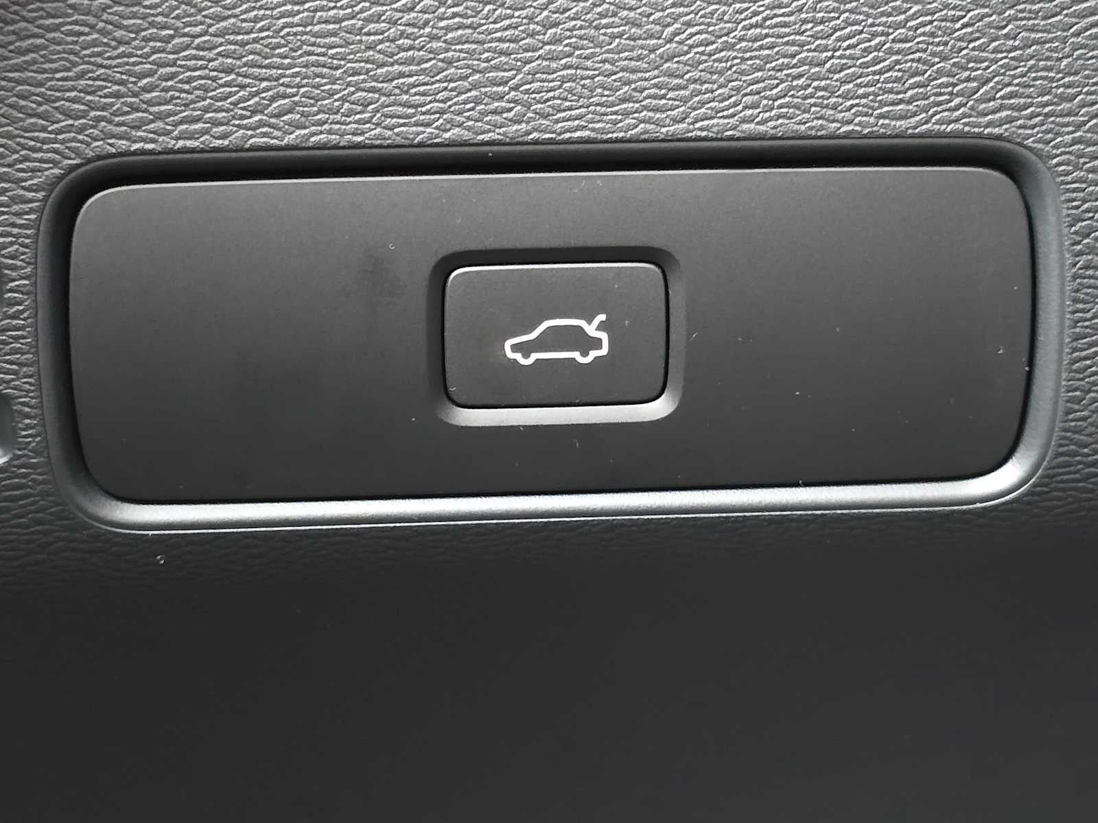 2023 Volvo XC40 Ultimate Dark Theme