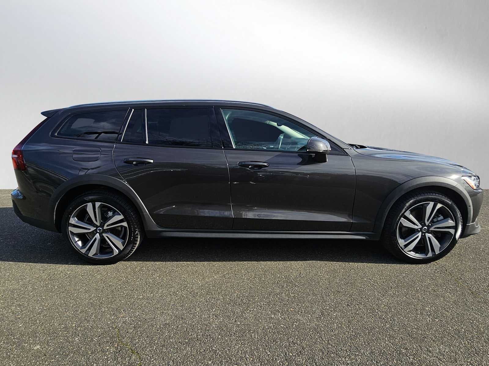 2025 Volvo V60 Cross Country Plus