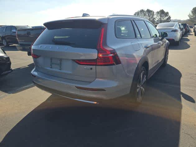 2025 Volvo V60 Cross Country Plus