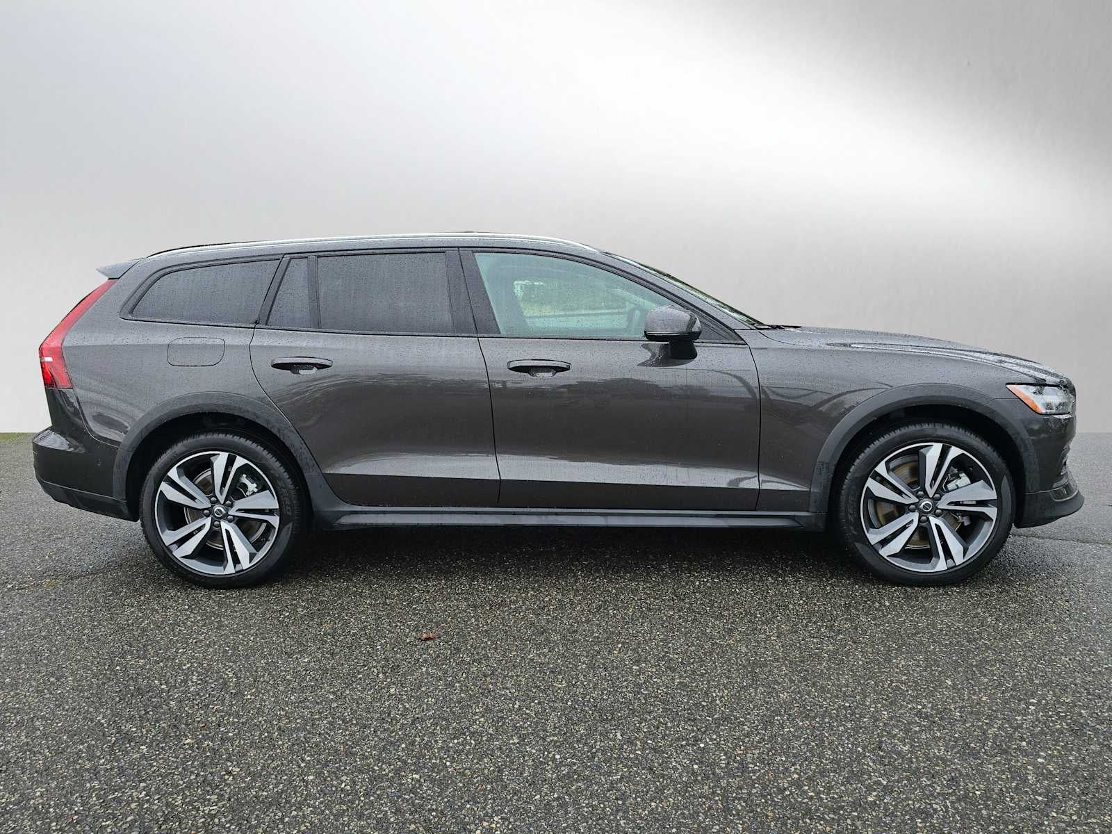 2025 Volvo V60 Cross Country Plus