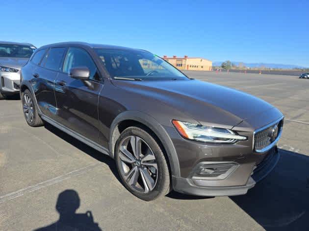 2025 Volvo V60 Cross Country Plus