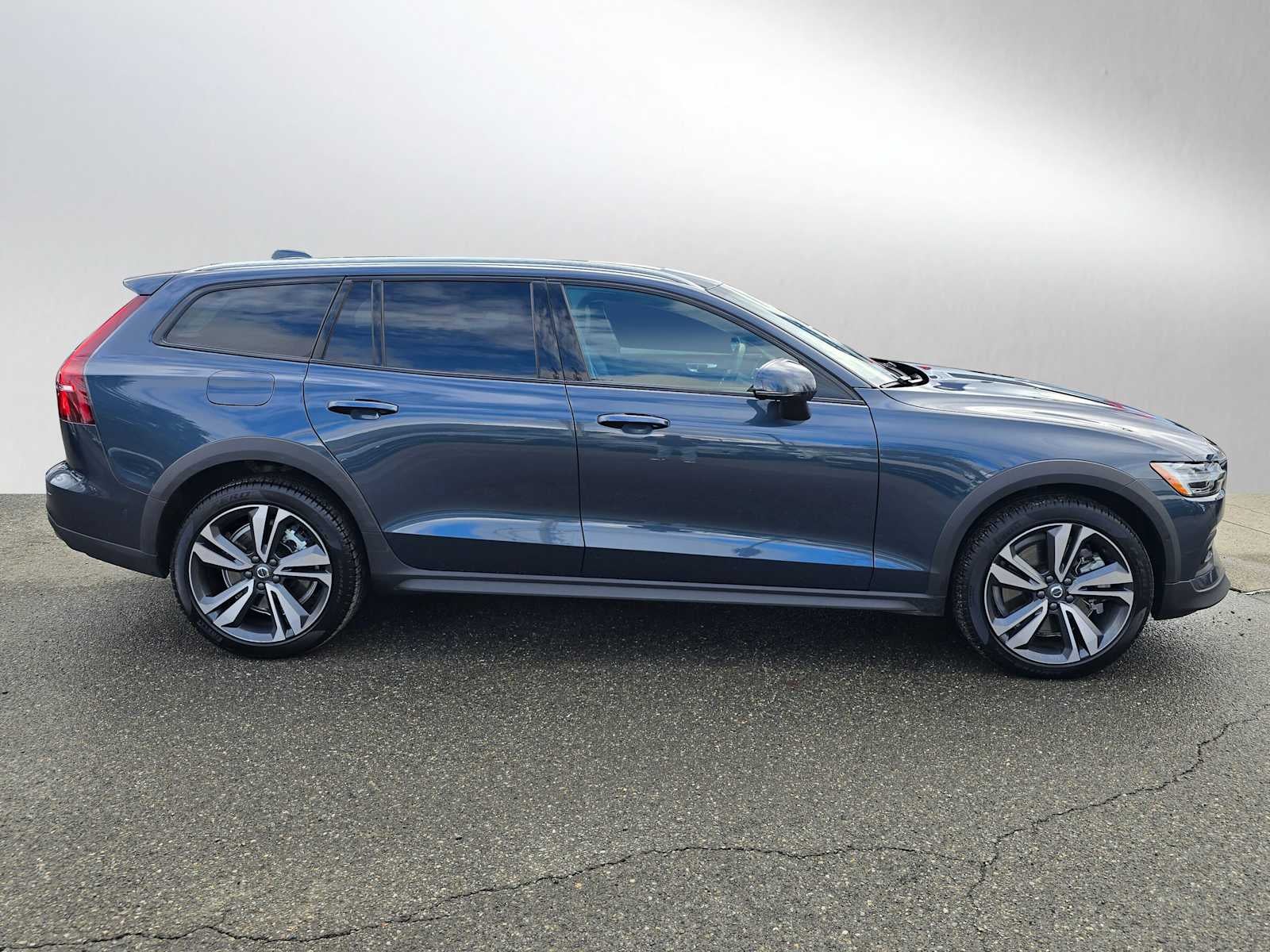 2025 Volvo V60 Cross Country Plus