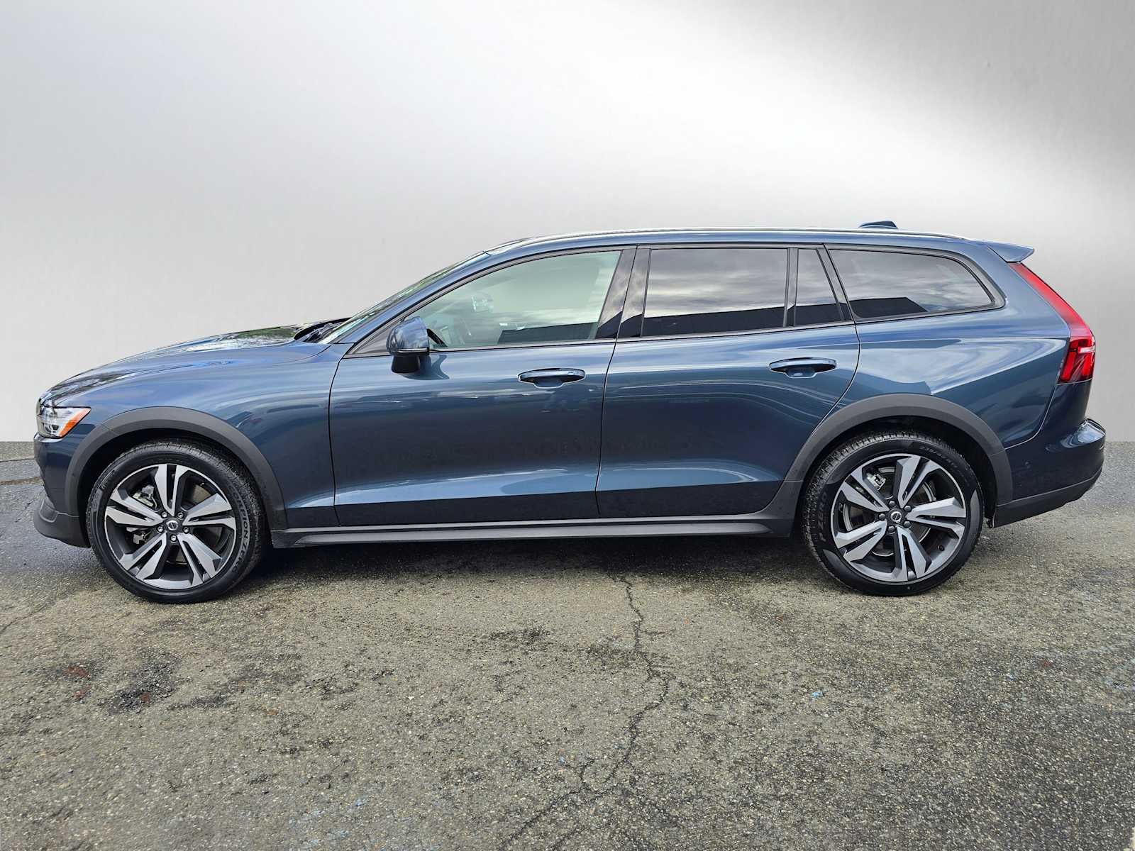 2025 Volvo V60 Cross Country Plus
