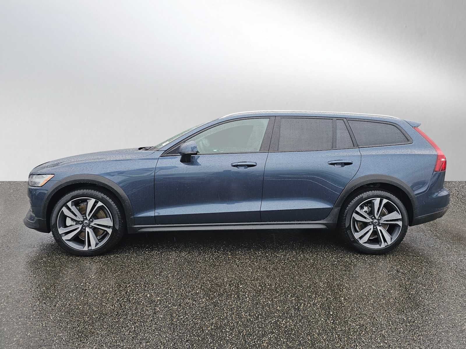 2025 Volvo V60 Cross Country Plus