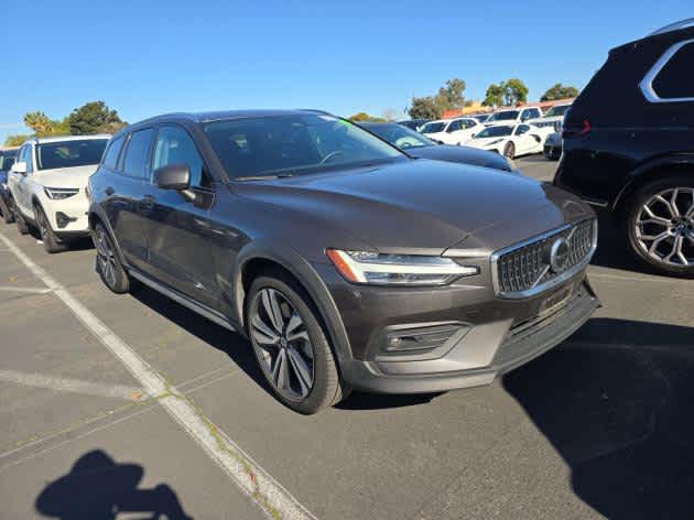 2025 Volvo V60 Cross Country Plus