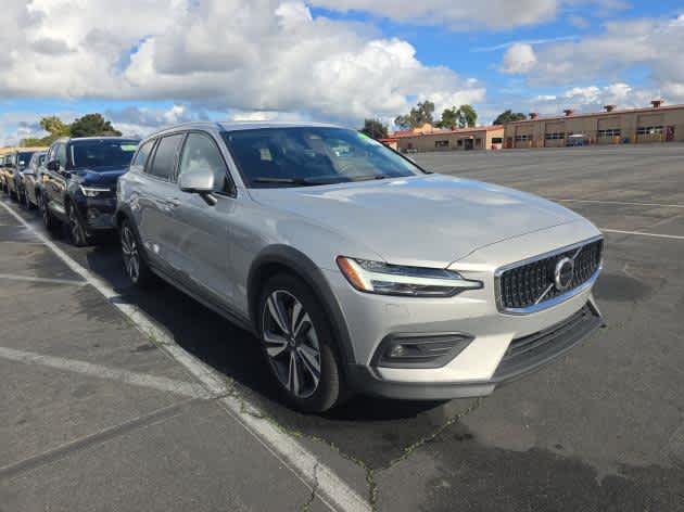 2025 Volvo V60 Cross Country Plus