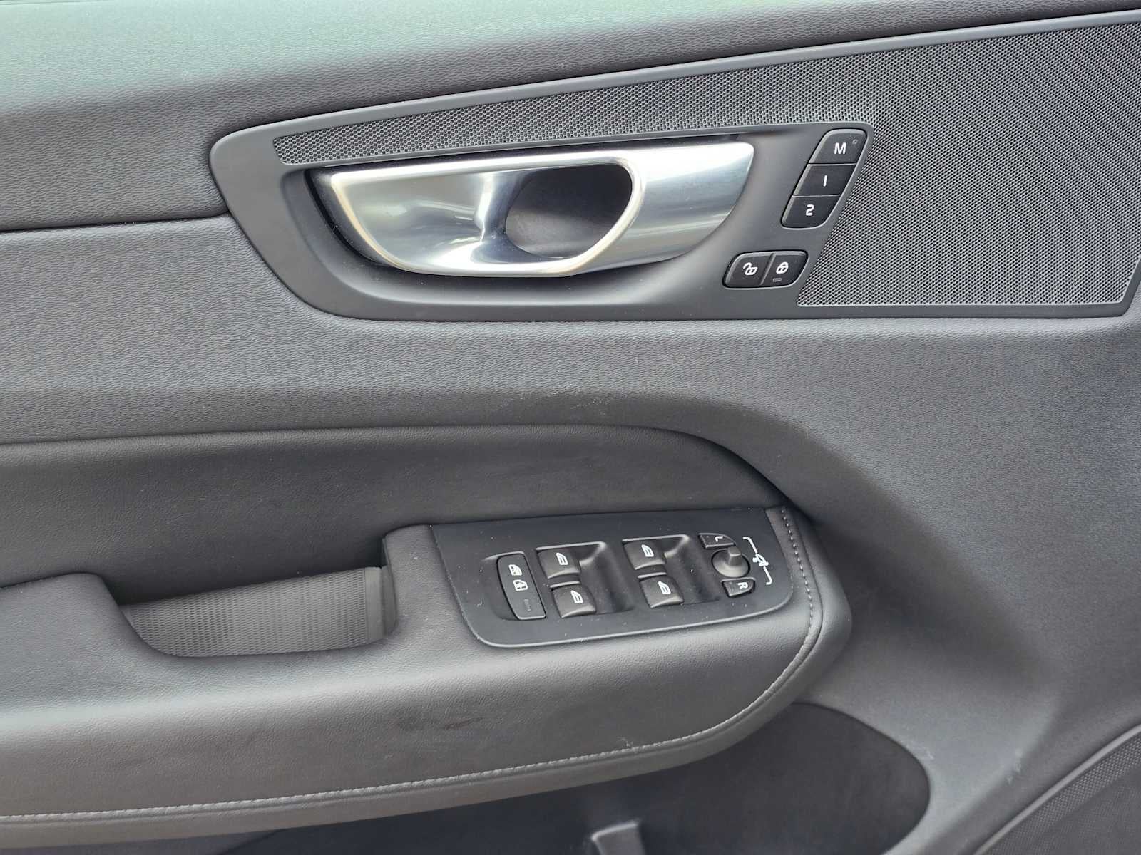 2025 Volvo XC60 Plus