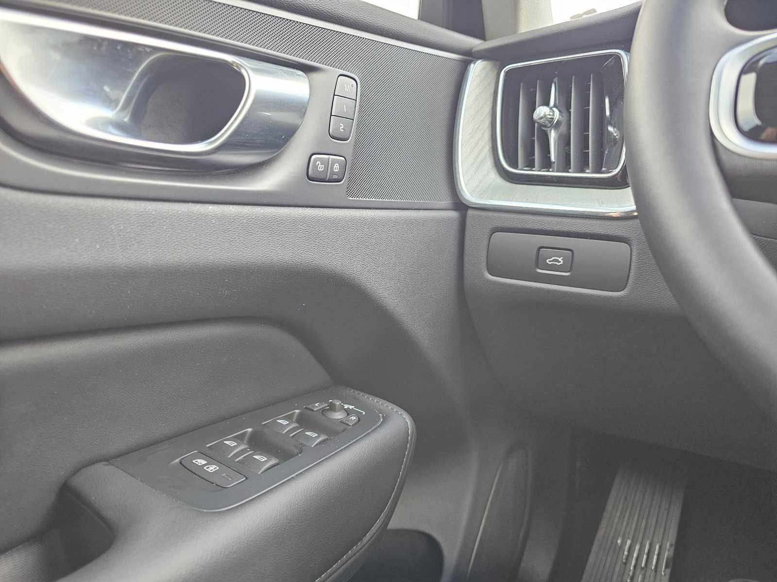 2025 Volvo XC60 Plus