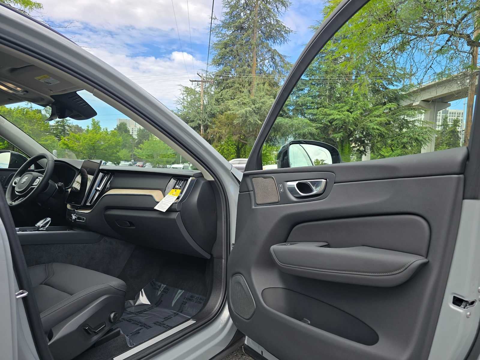 2026 Volvo XC60 Plus