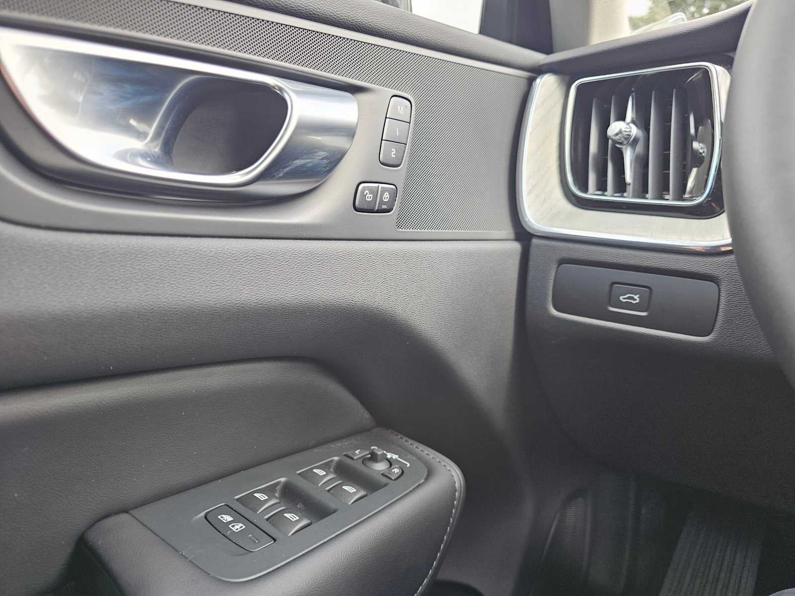 2025 Volvo XC60 Plus