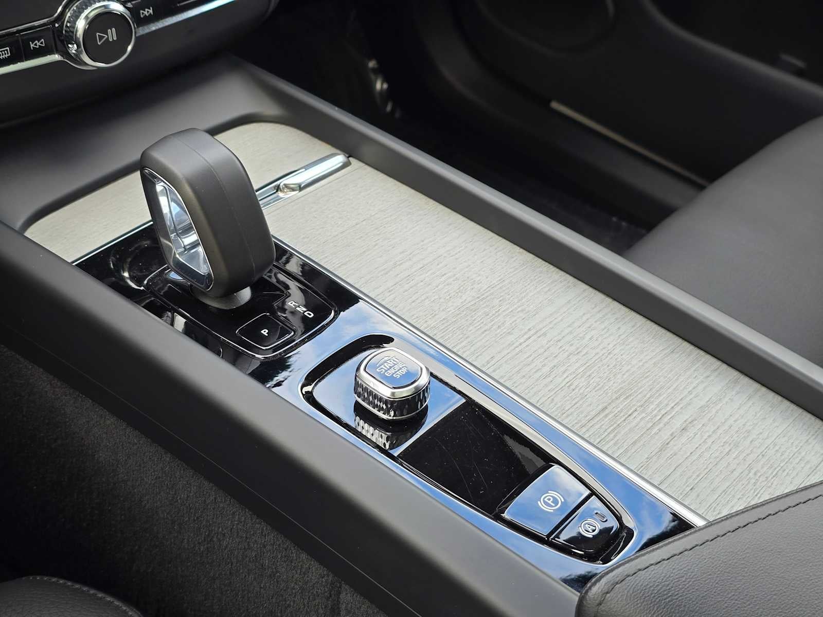 2025 Volvo XC60 Plus