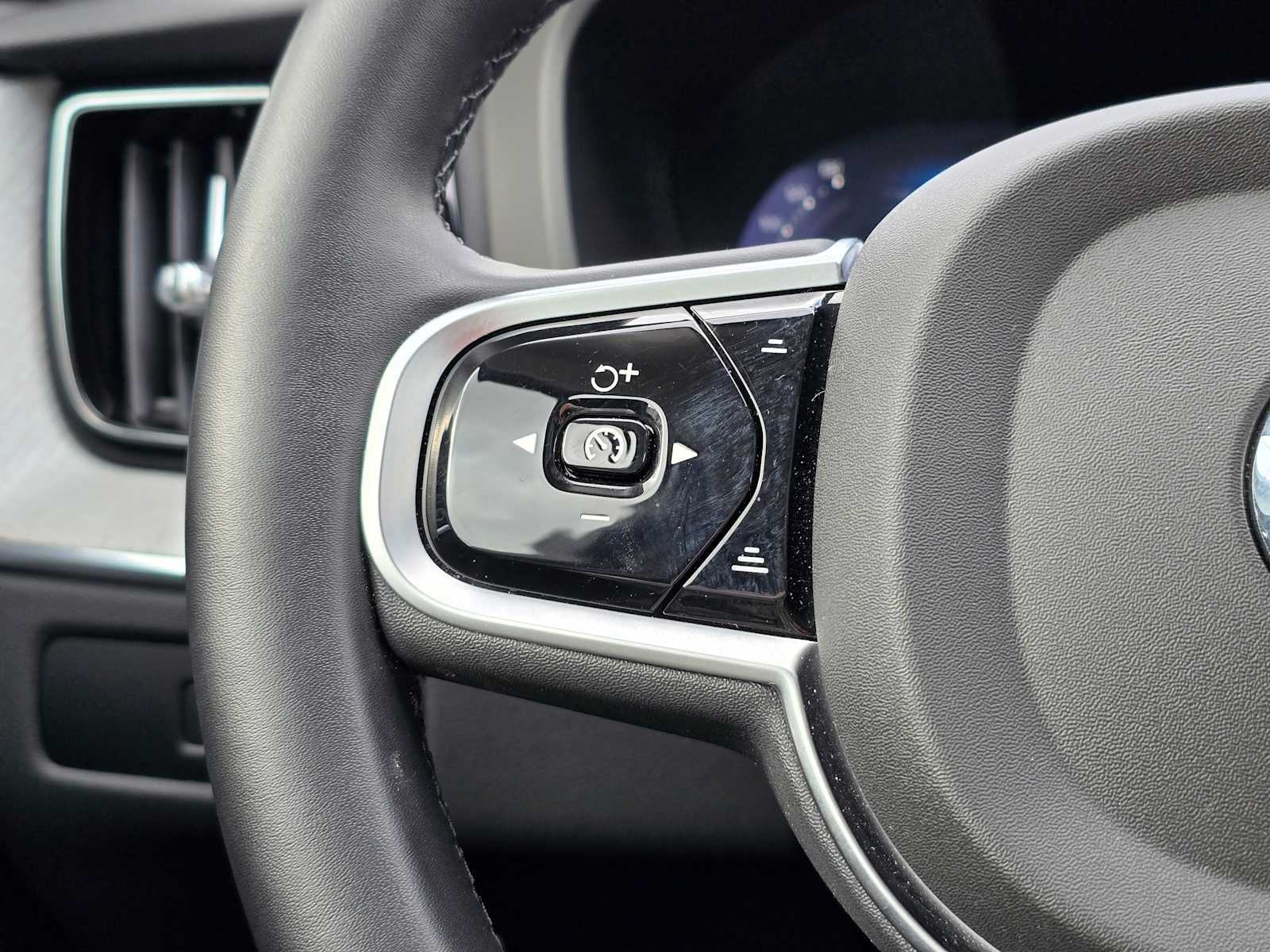 2025 Volvo XC60 Plus