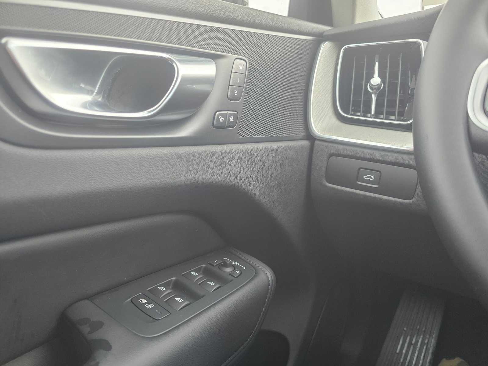 2025 Volvo XC60 Plus