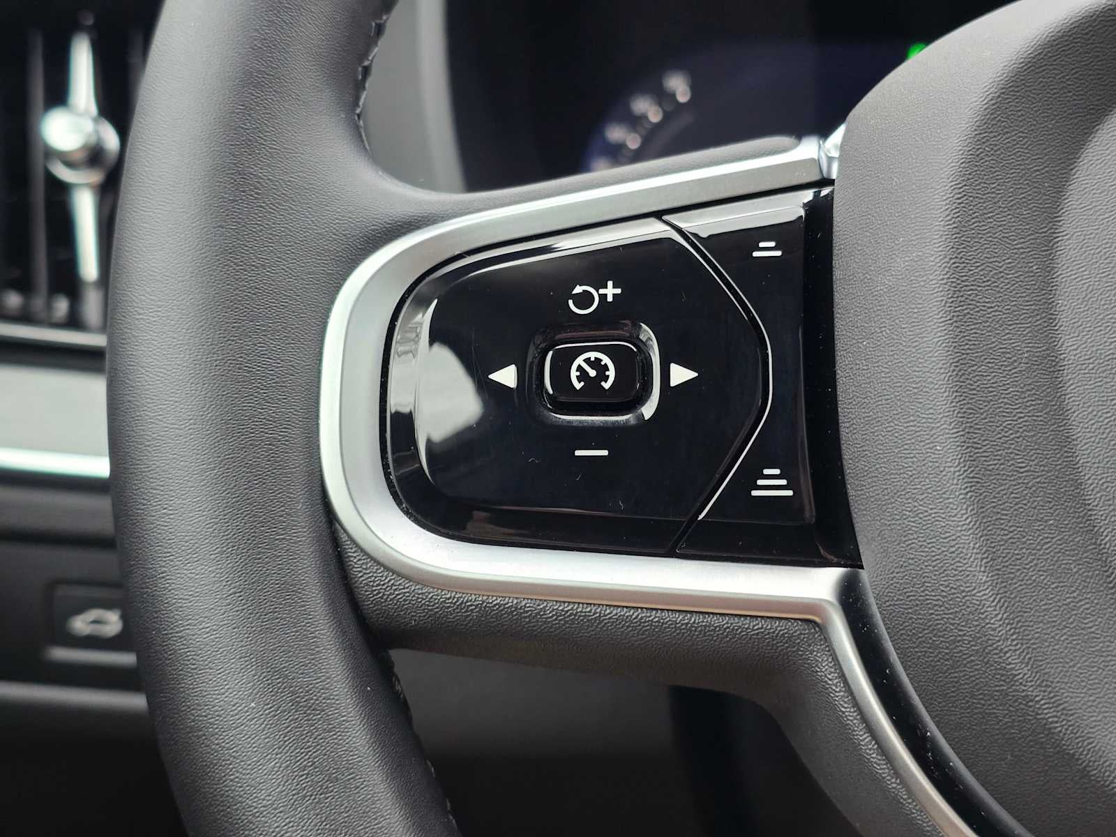 2025 Volvo XC60 Plus