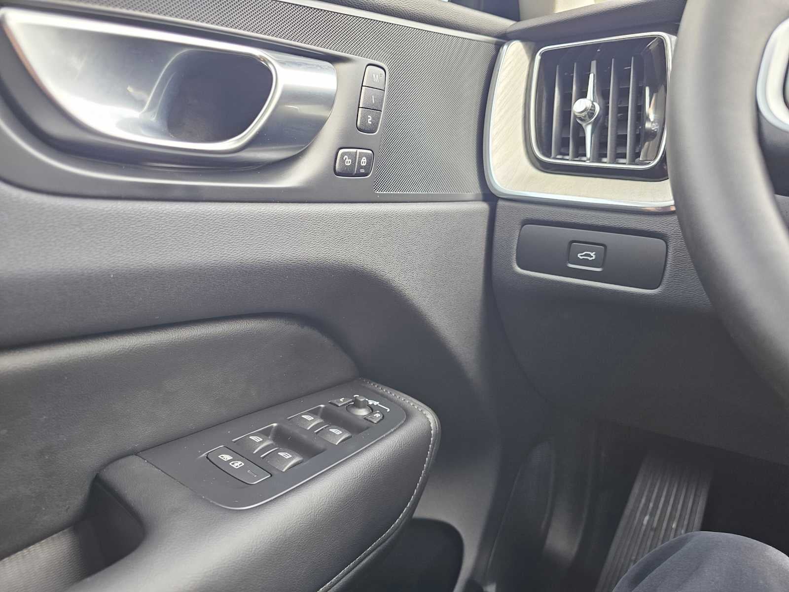 2025 Volvo XC60 Plus