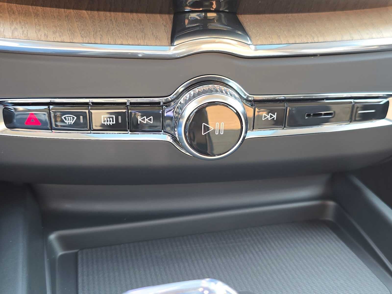2026 Volvo XC60 Plus