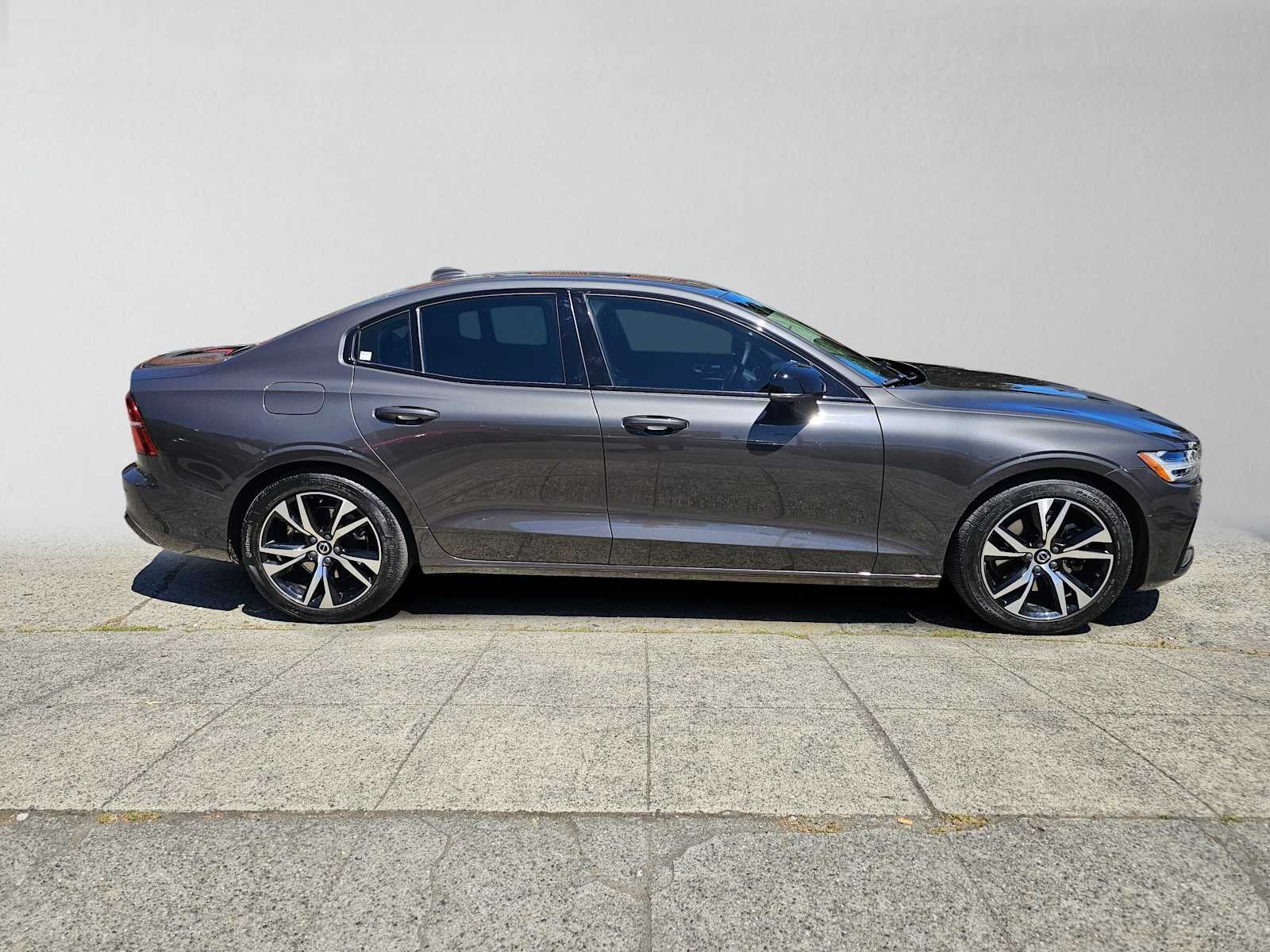 2024 Volvo S60 Plus Dark Theme