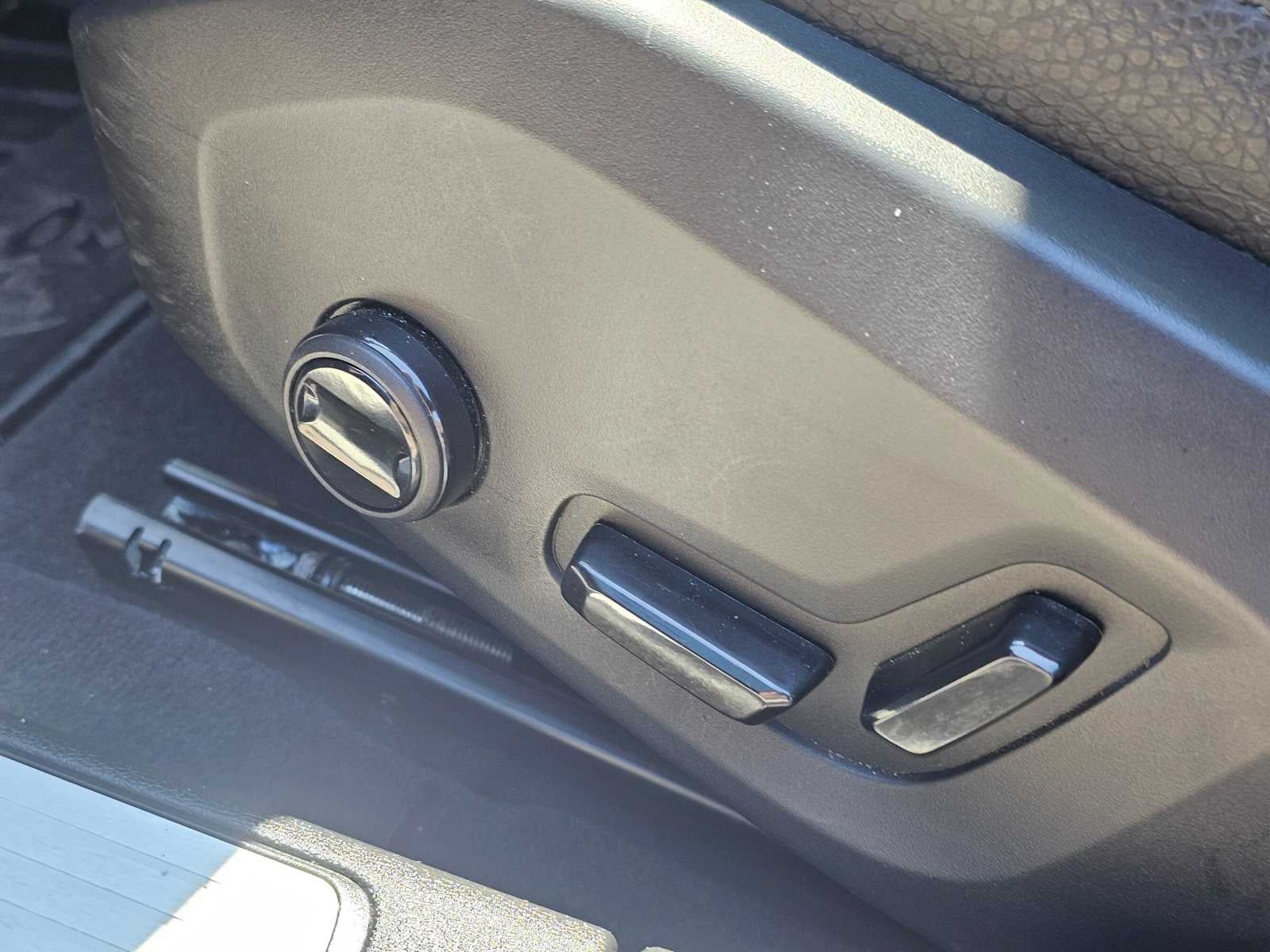 2024 Volvo S60 Plus Dark Theme