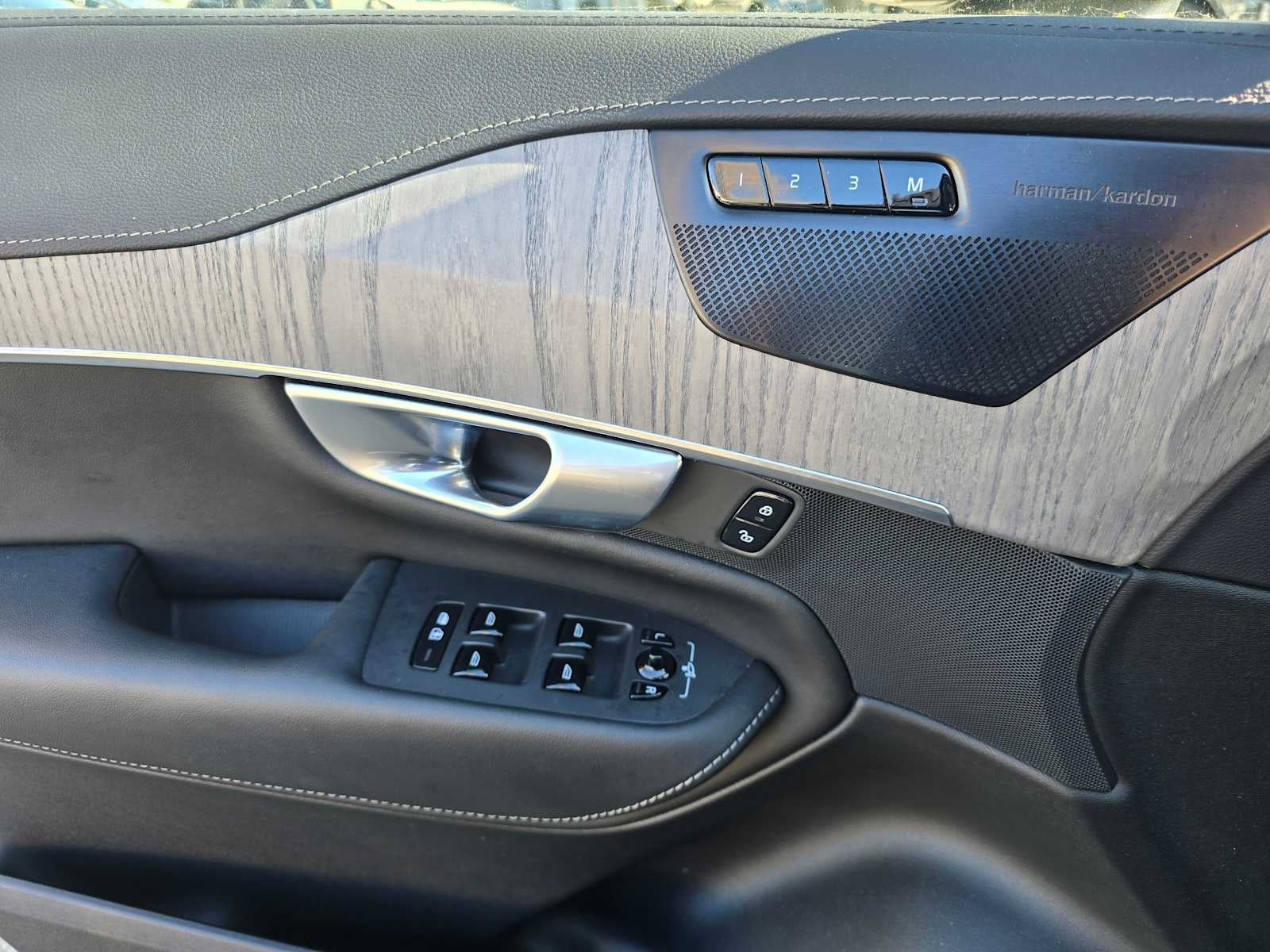 2024 Volvo XC90 Ultimate Bright Theme