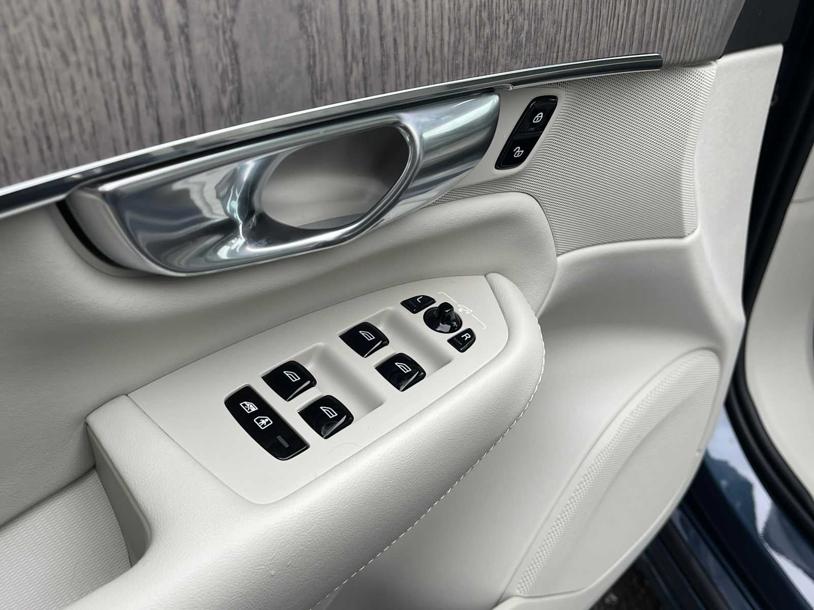 2023 Volvo XC90 Plus