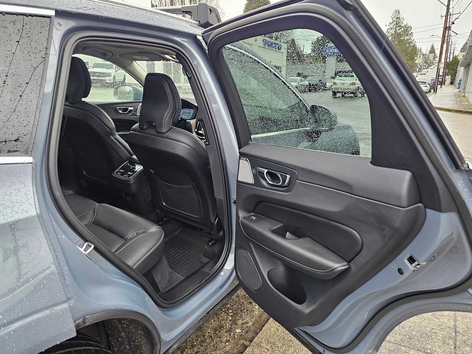 2023 Volvo XC60 Ultimate Bright Theme