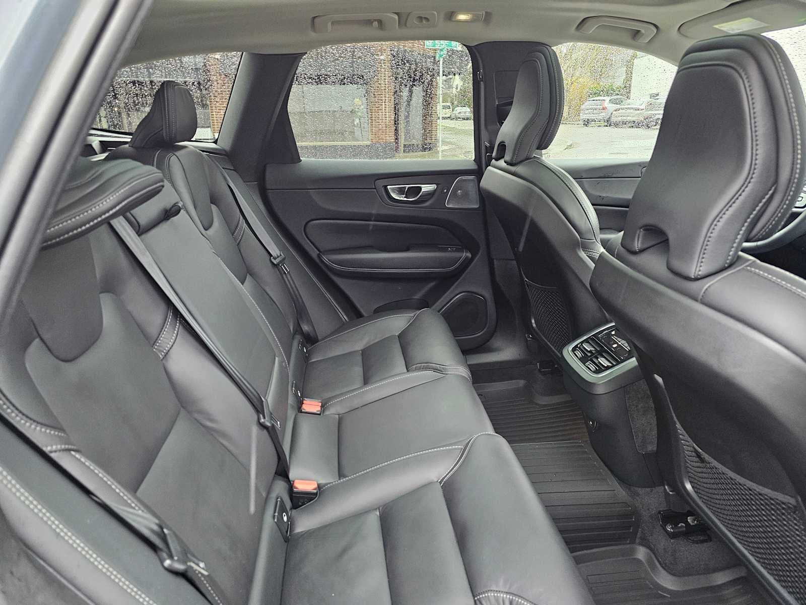 2023 Volvo XC60 Ultimate Bright Theme