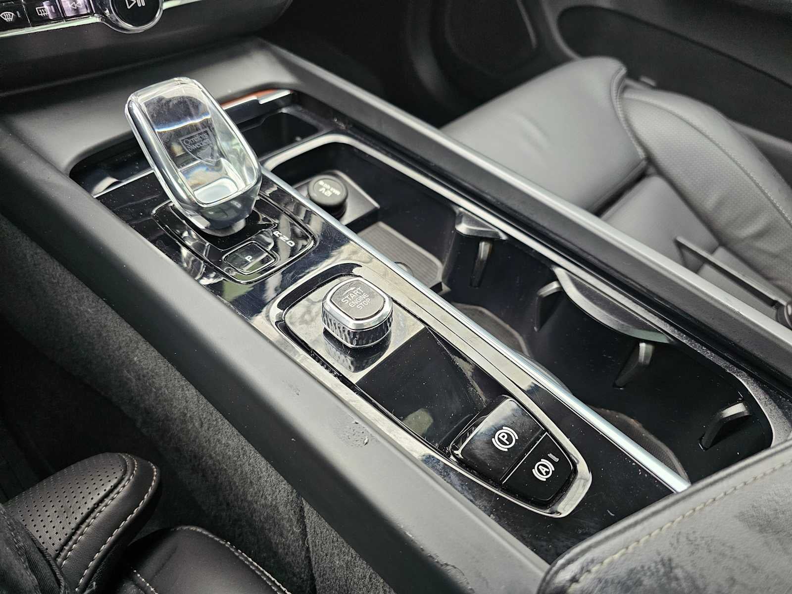 2023 Volvo XC60 Ultimate Bright Theme