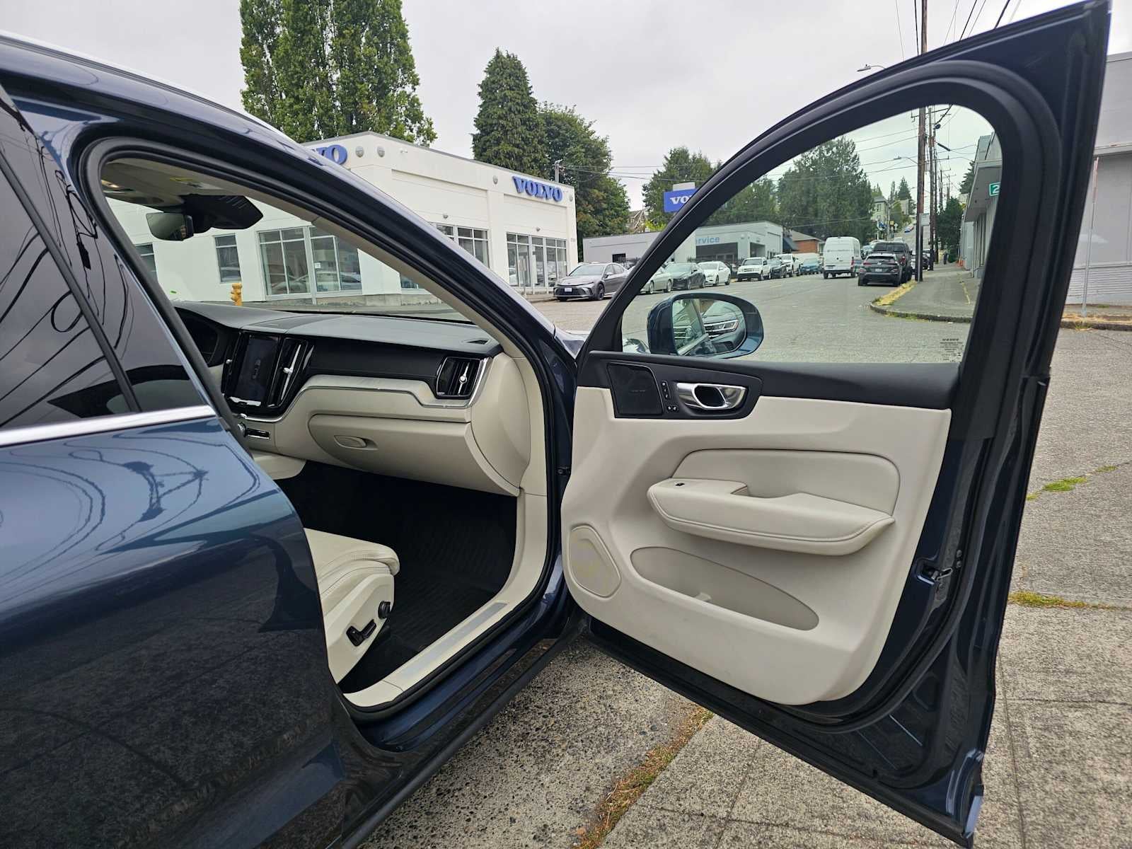2023 Volvo XC60 Ultimate Bright Theme