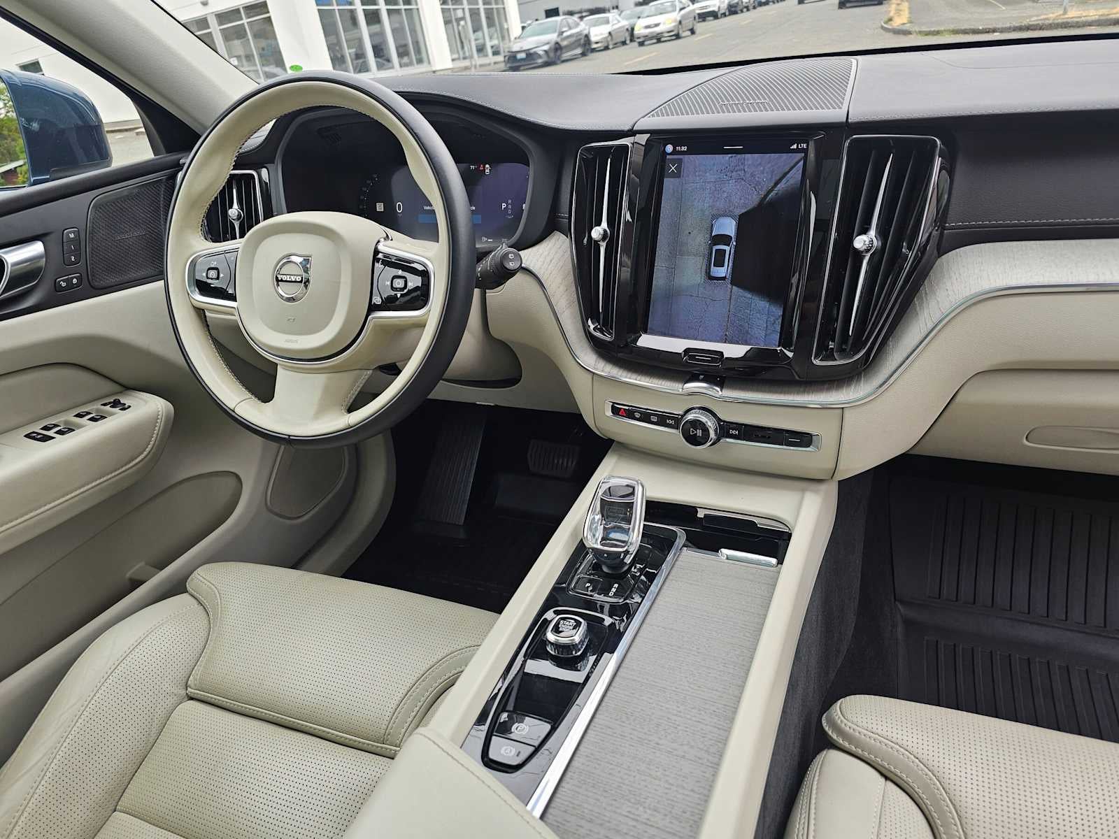 2023 Volvo XC60 Ultimate Bright Theme
