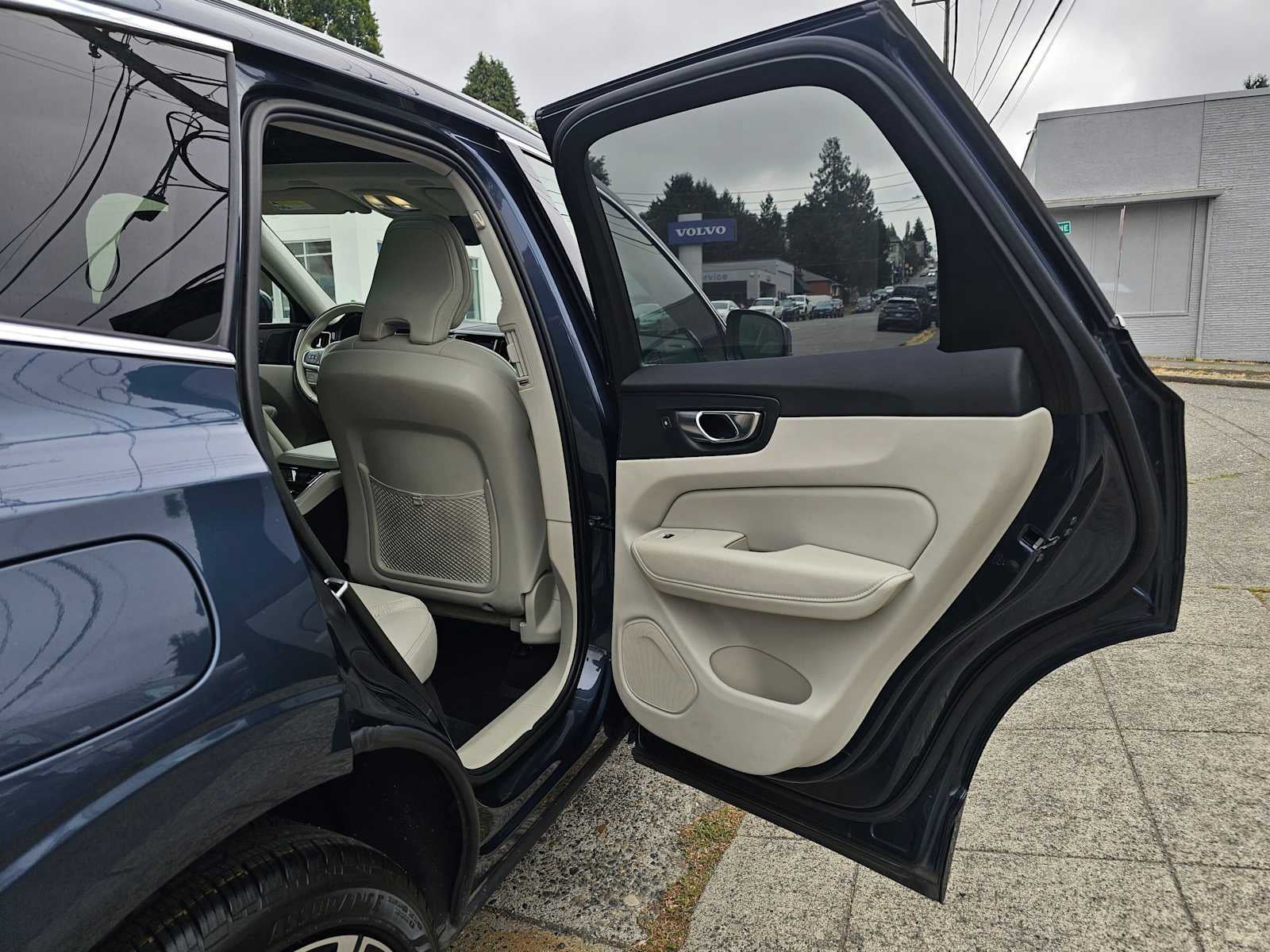 2023 Volvo XC60 Ultimate Bright Theme